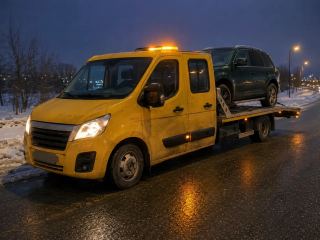 Pomoc drogowa po wypadku nocą – SUV na lawecie – Tczew