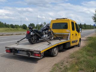 Motocykl ładowany na lawetę przy drodze – Tczew