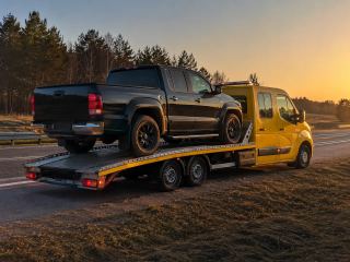 Pickup wciągnięty na lawetę o zachodzie słońca – Tczew